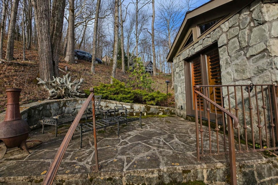 Chateau DuMont Mountain Views Hot Tub & Pet Friendly House in Sugar Mountain