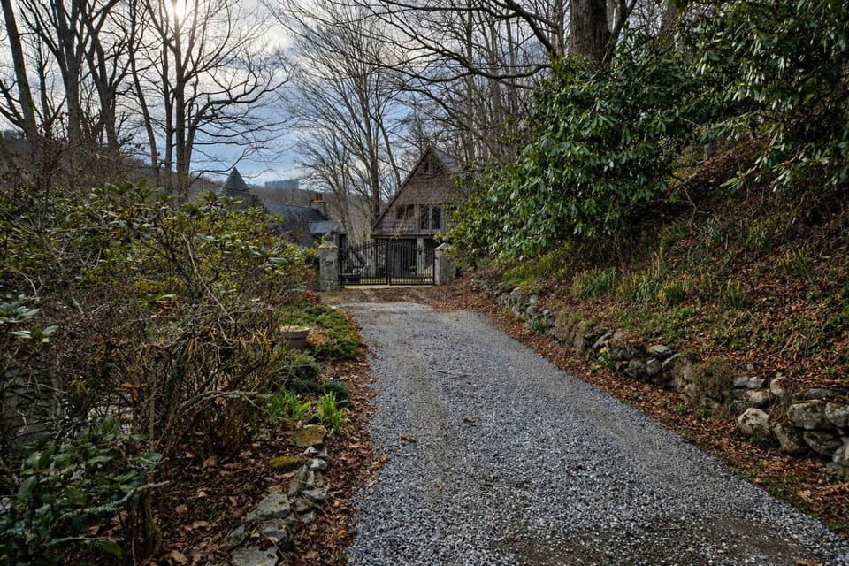 Chateau DuMont Mountain Views Hot Tub & Pet Friendly House in Sugar Mountain