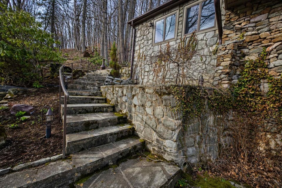 Chateau DuMont Mountain Views Hot Tub & Pet Friendly House in Sugar Mountain