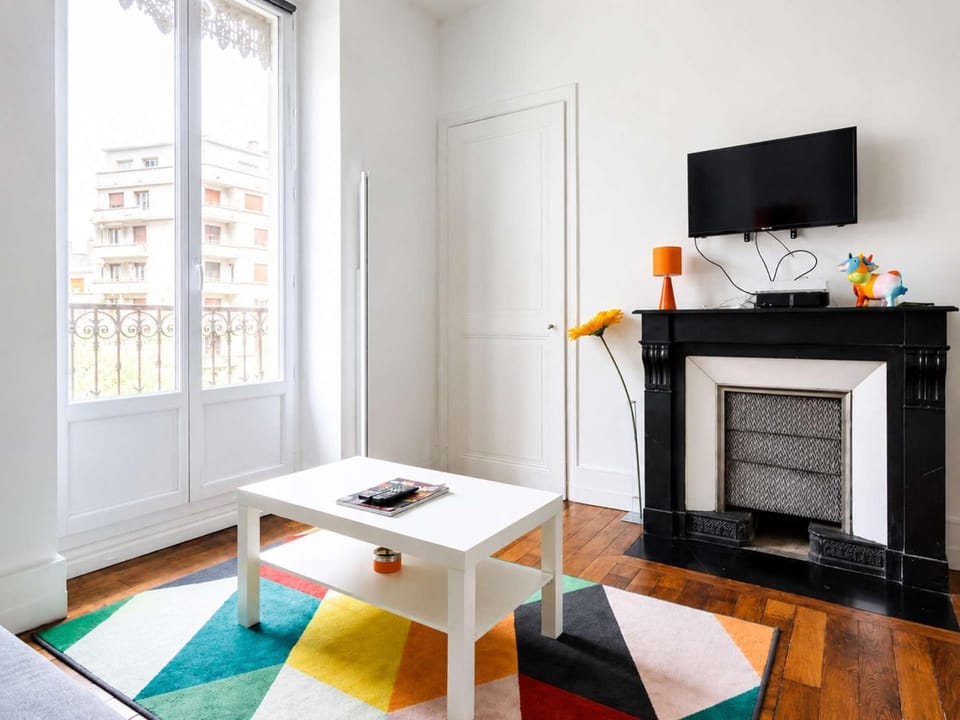 Communal lounge/ TV room, TV and multimedia, Living room, Seating area, flat iron