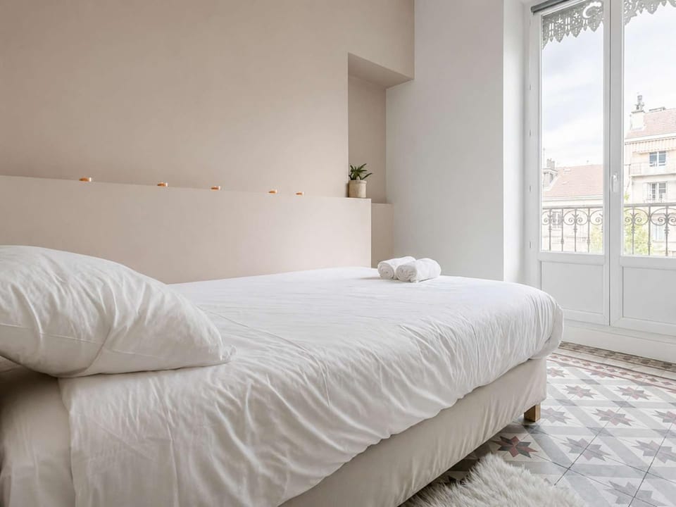 Bed, Photo of the whole room, Bedroom, towels