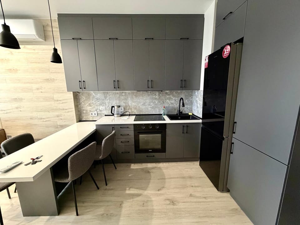 Kitchen or kitchenette, Dining area, microwave, stove