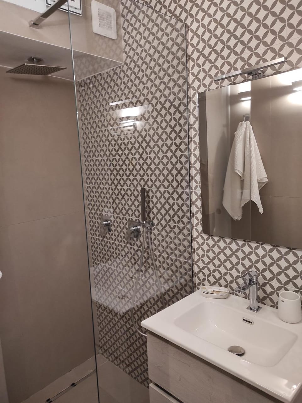 Shower, Bathroom, towels