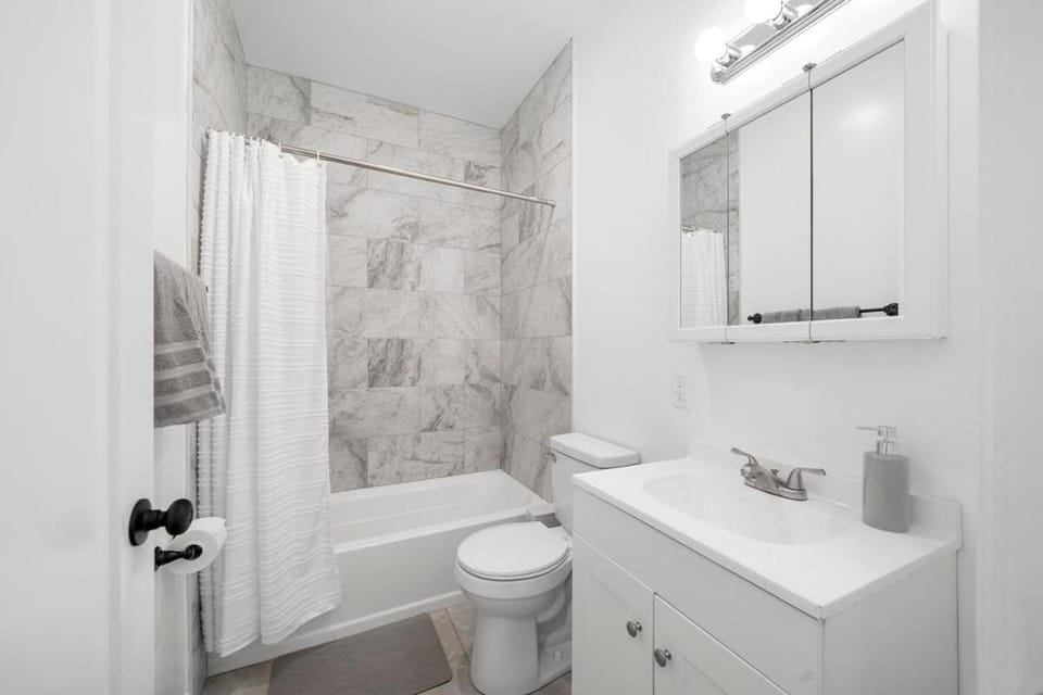 Modern 2BR near NYC, Transportation right outside Apartment in Secaucus