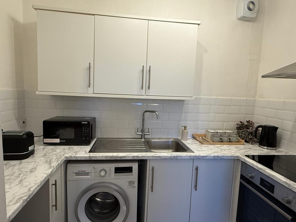 Coffee/tea facilities, Kitchen or kitchenette, oven, stove, toaster, washing machine