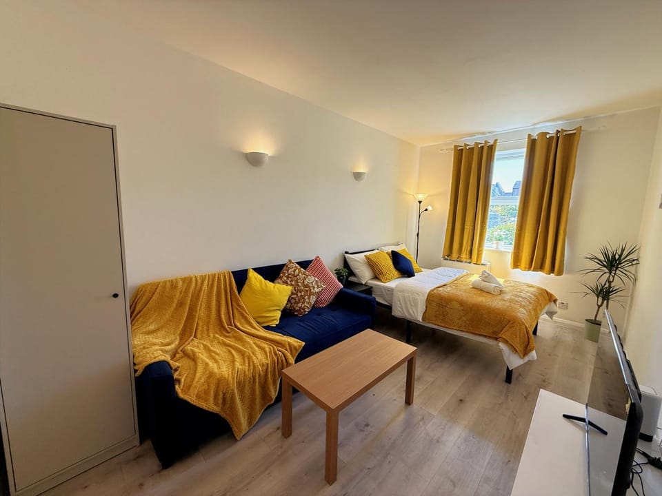Bed, TV and multimedia, Photo of the whole room, Seating area, Bedroom