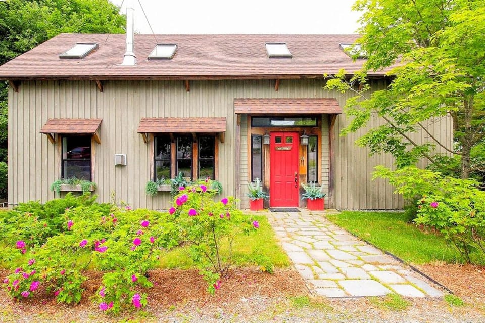 Property building, Facade/entrance, Garden, Garden view