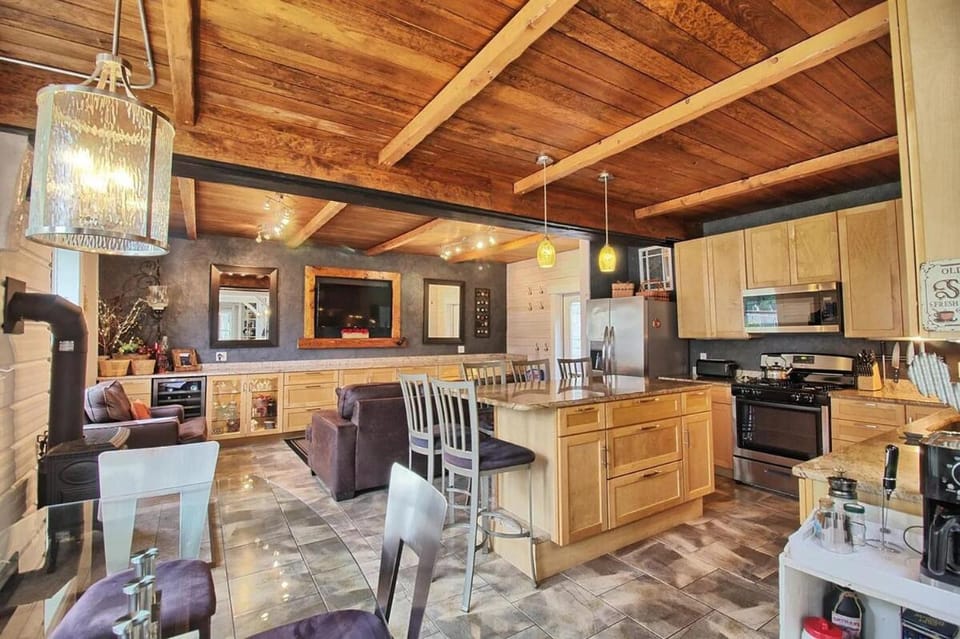 Kitchen or kitchenette, Living room, Seating area, Dining area, oven, pet friendly, stove