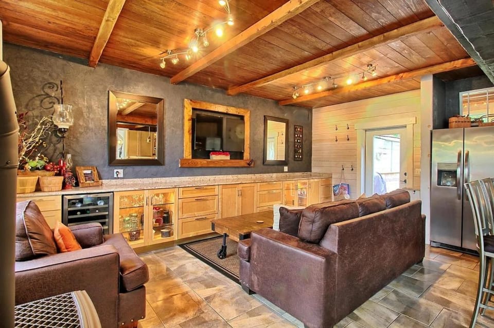 TV and multimedia, Living room, Seating area, pet friendly