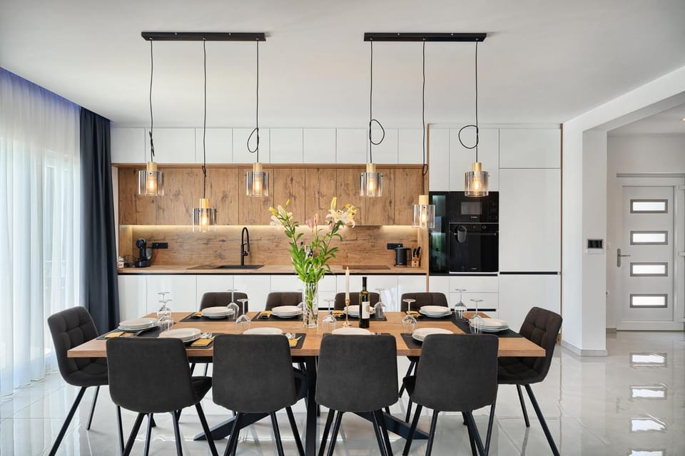 Kitchen or kitchenette, Seating area, Dining area