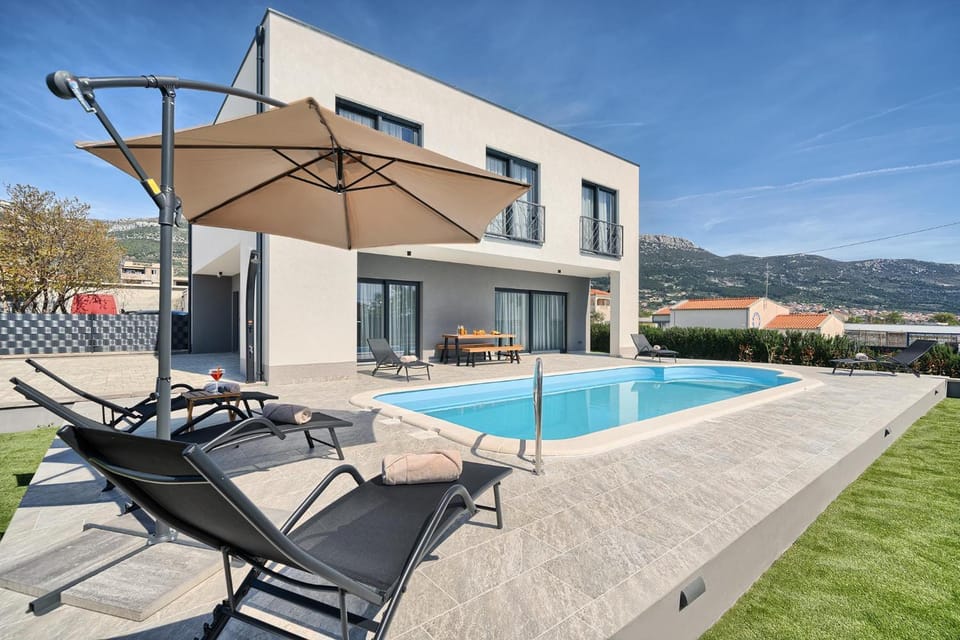 Property building, Patio, Day, Natural landscape, Mountain view, Pool view, Swimming pool, sunbed