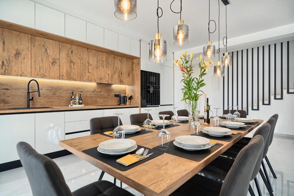 Kitchen or kitchenette, Seating area, Dining area