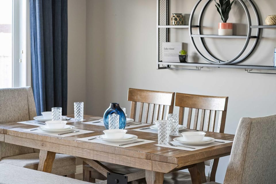 The Birch 3 BR Sleeps 7 8 min walk to the Lake House in Sylvan Lake