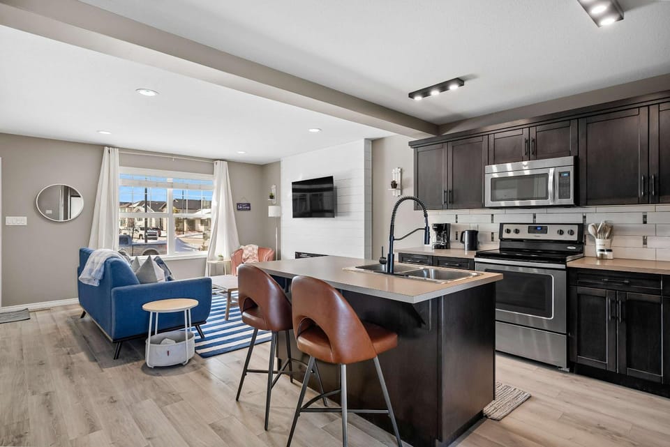 The Birch 3 BR Sleeps 7 8 min walk to the Lake House in Sylvan Lake