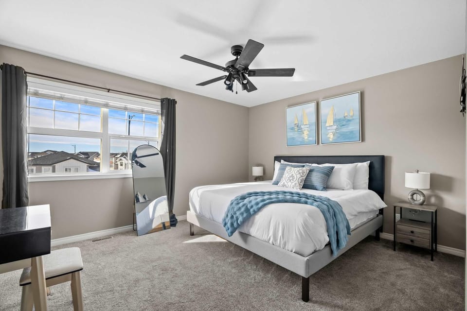 The Birch 3 BR Sleeps 7 8 min walk to the Lake House in Sylvan Lake