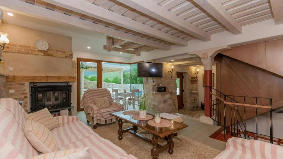 Villa Kameni Cvijet with Jacuzzi, Sauna, Tennis court Villa in Split-Dalmatia County