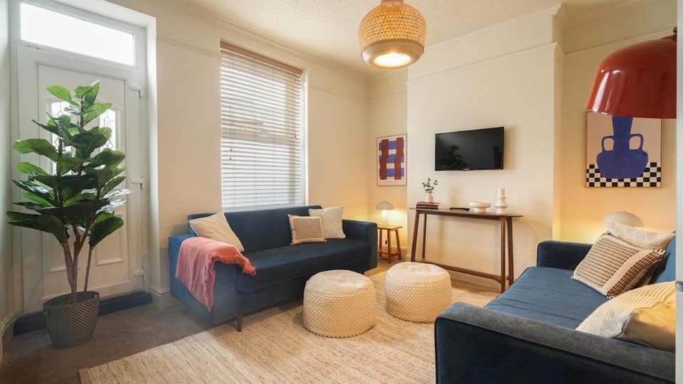 Stylish 4-Bed Home with Free Parking in Crookes House in Sheffield