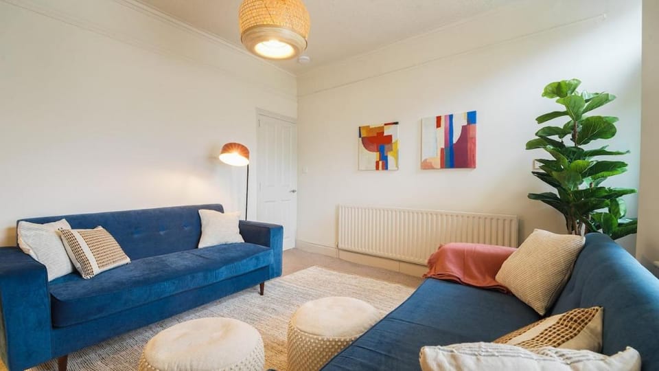 Stylish 4-Bed Home with Free Parking in Crookes House in Sheffield
