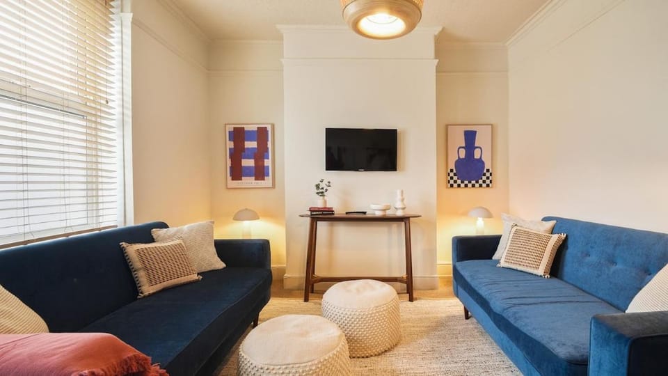 Stylish 4-Bed Home with Free Parking in Crookes House in Sheffield