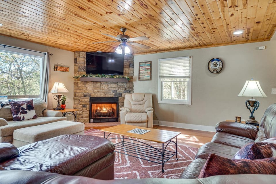 Luxe Helen Gem w/Hot Tub + Pool Access House in Helen