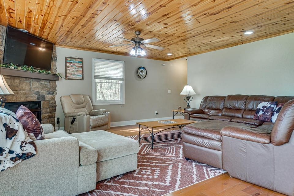 Luxe Helen Gem w/Hot Tub + Pool Access House in Helen