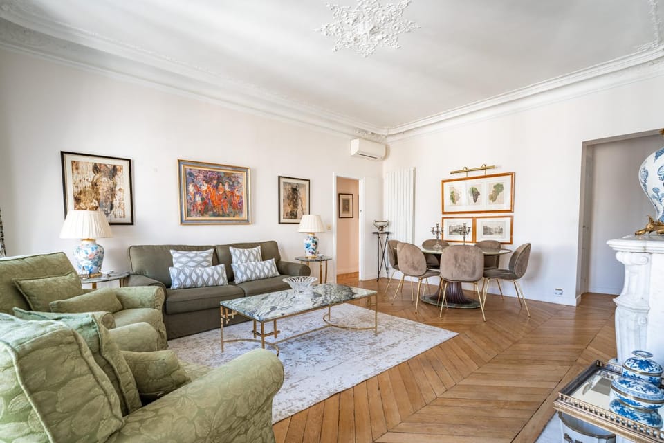 Elegant Luxury Apartment on Champs Elysees Apartment in Paris