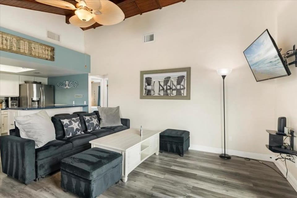 Island Tiki Vibes - Steps to Beach - Outdoor Bar Apartment in Bradenton Beach