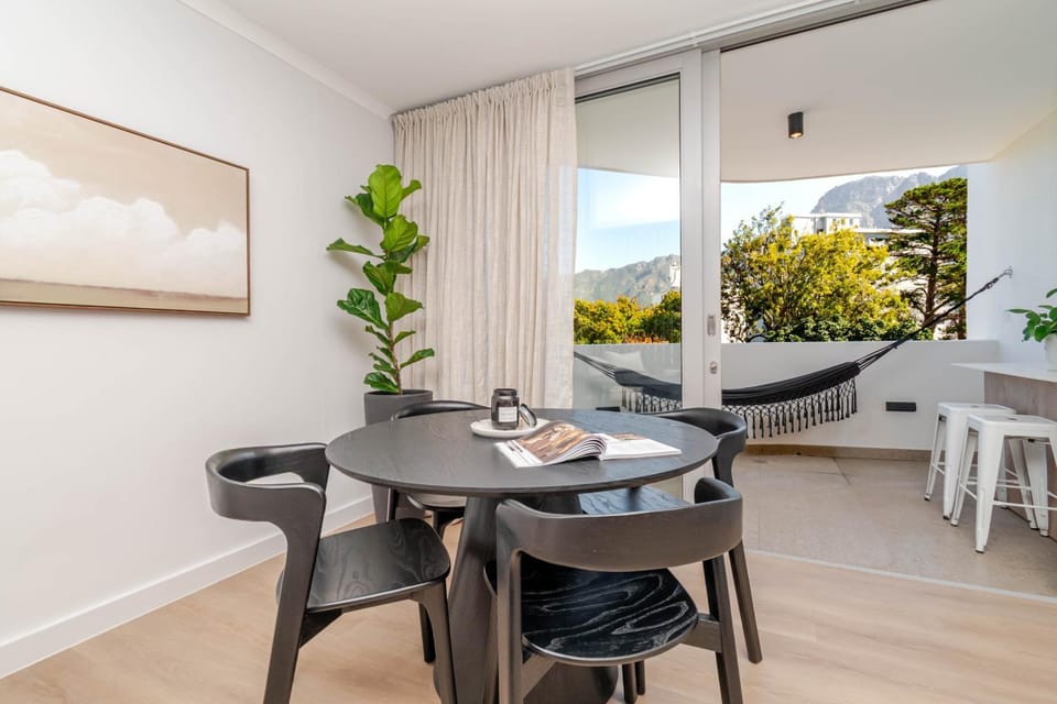 New Studio with Mountain Views next to Cavendish Apartment in Cape Town