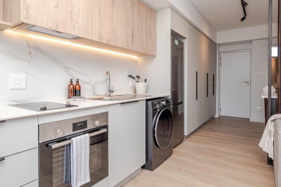 New Studio with Mountain Views next to Cavendish Apartment in Cape Town