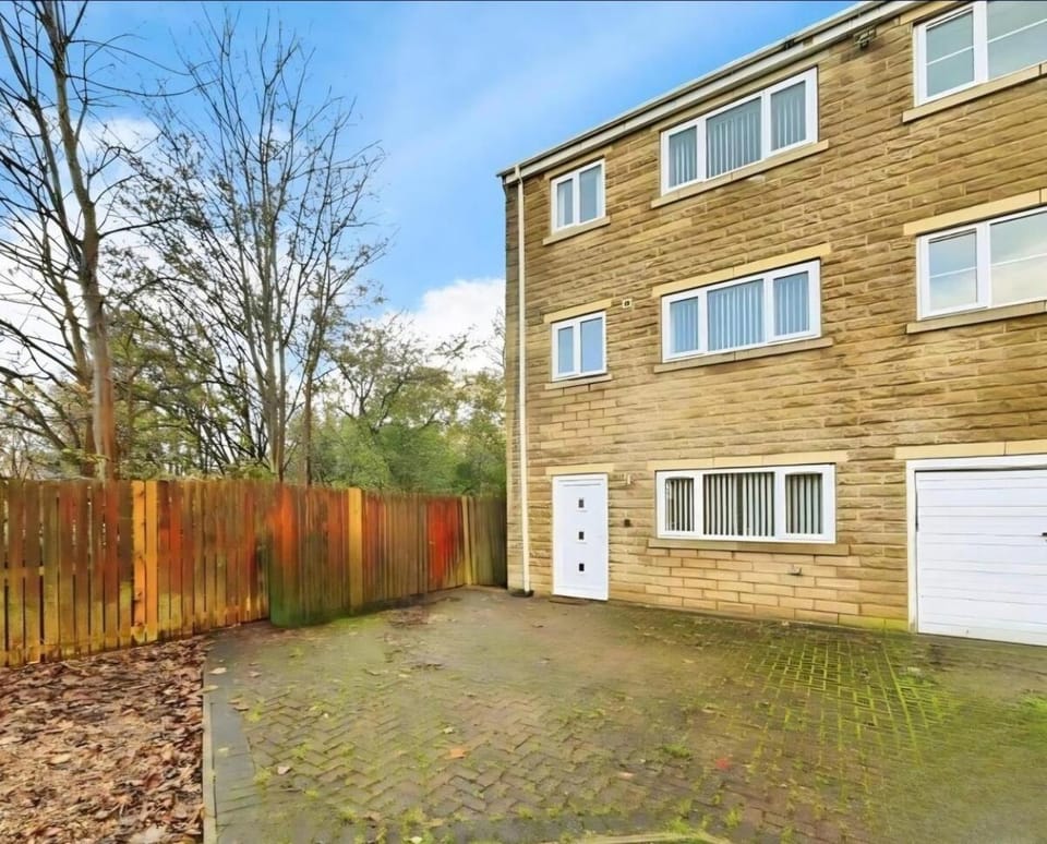 Contractor House l Family l Groups l Free Parking House in Huddersfield