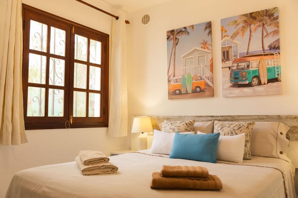 Bed, Photo of the whole room, Decorative detail, Bedroom, furniture, towels