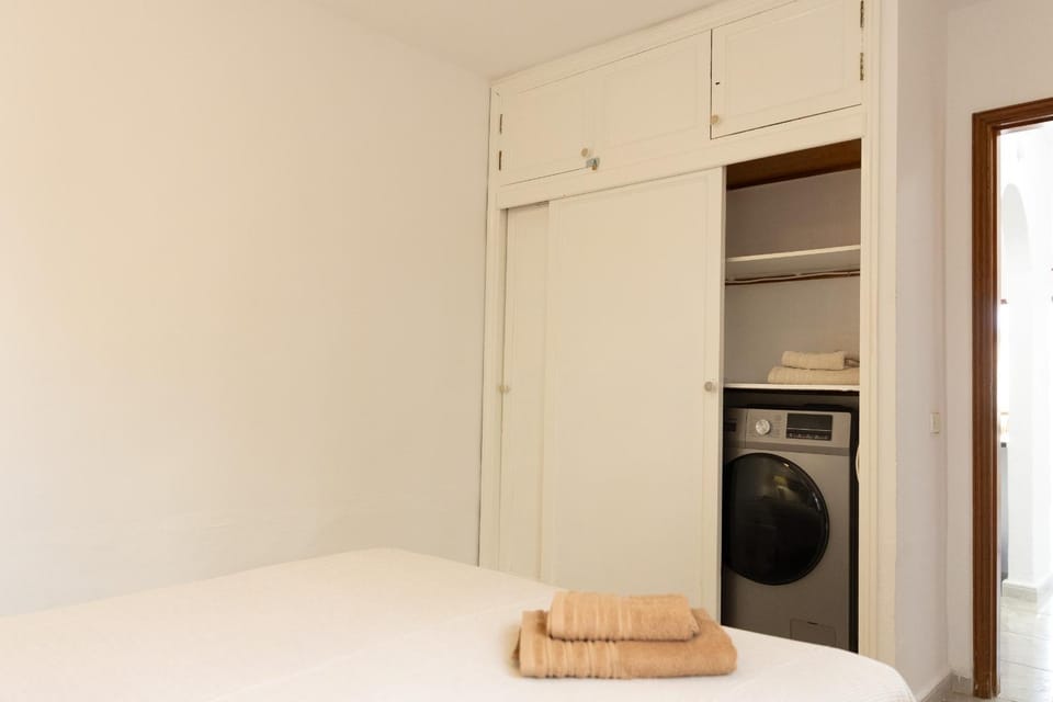 Bedroom, towels, wardrobe, washing machine