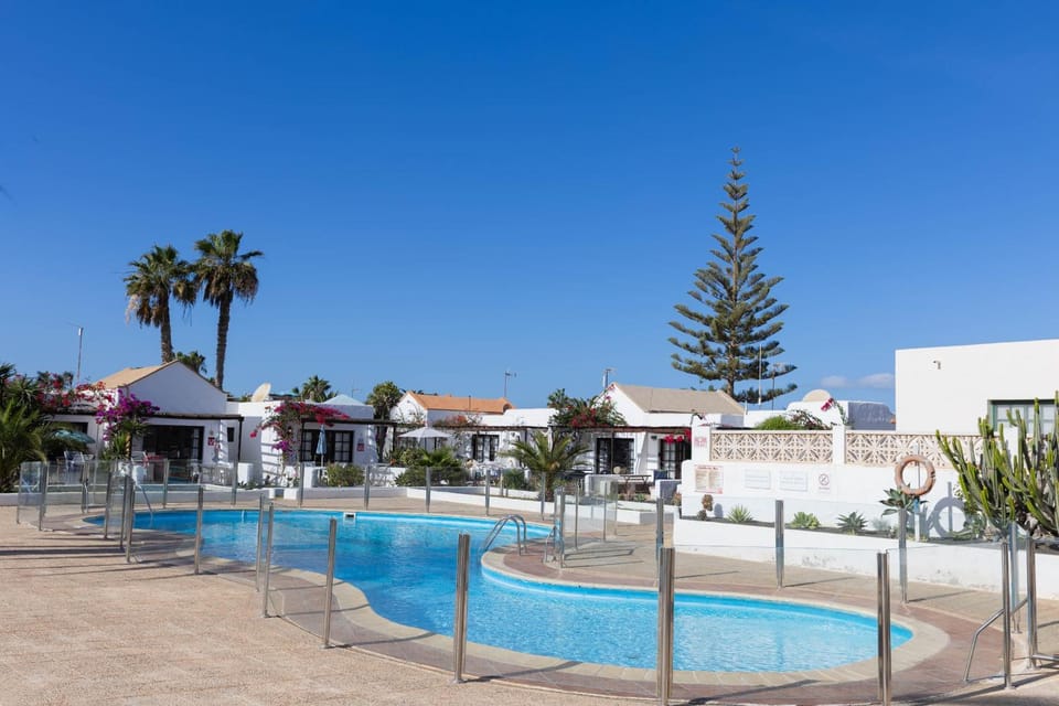 Property building, Day, Pool view, Swimming pool, sunbed