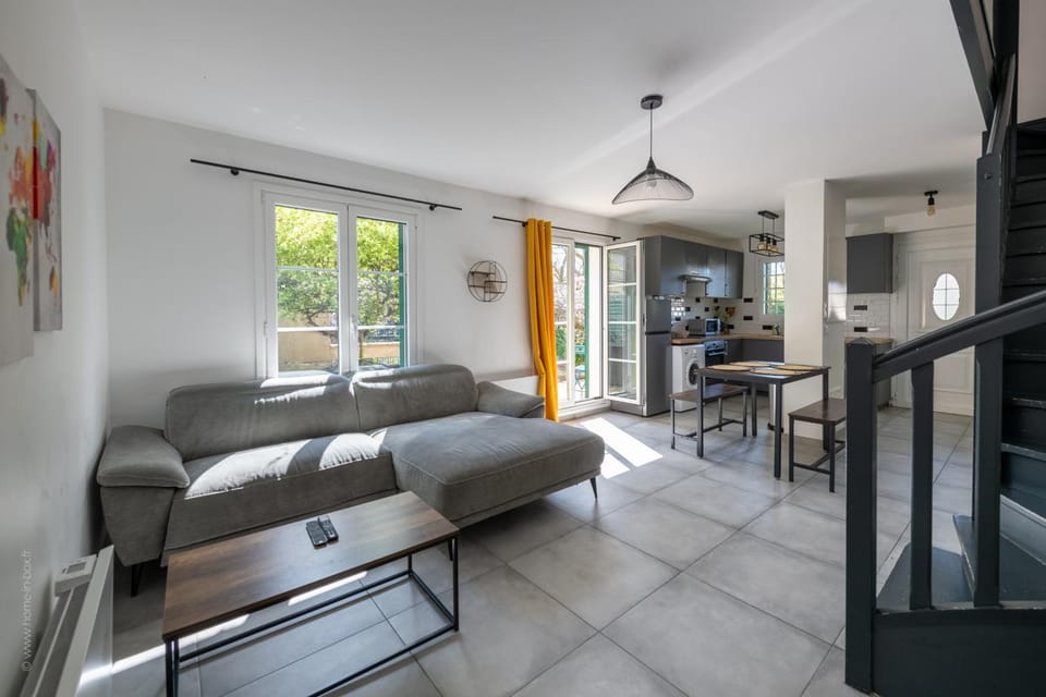 TV and multimedia, Kitchen or kitchenette, Living room, Seating area, Dining area, oven