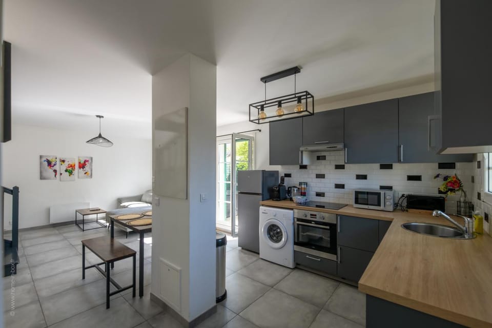 Kitchen or kitchenette, Dining area, oven, stove, toaster