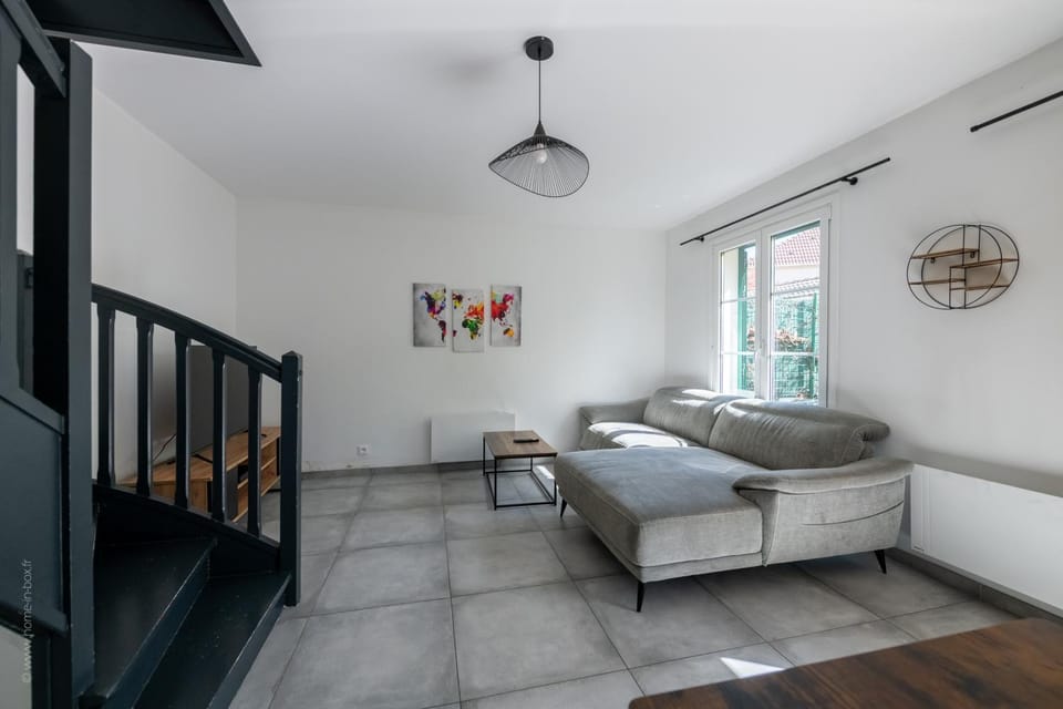 Living room, Photo of the whole room, Seating area, Bedroom