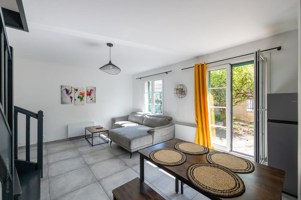 Living room, Seating area, Dining area
