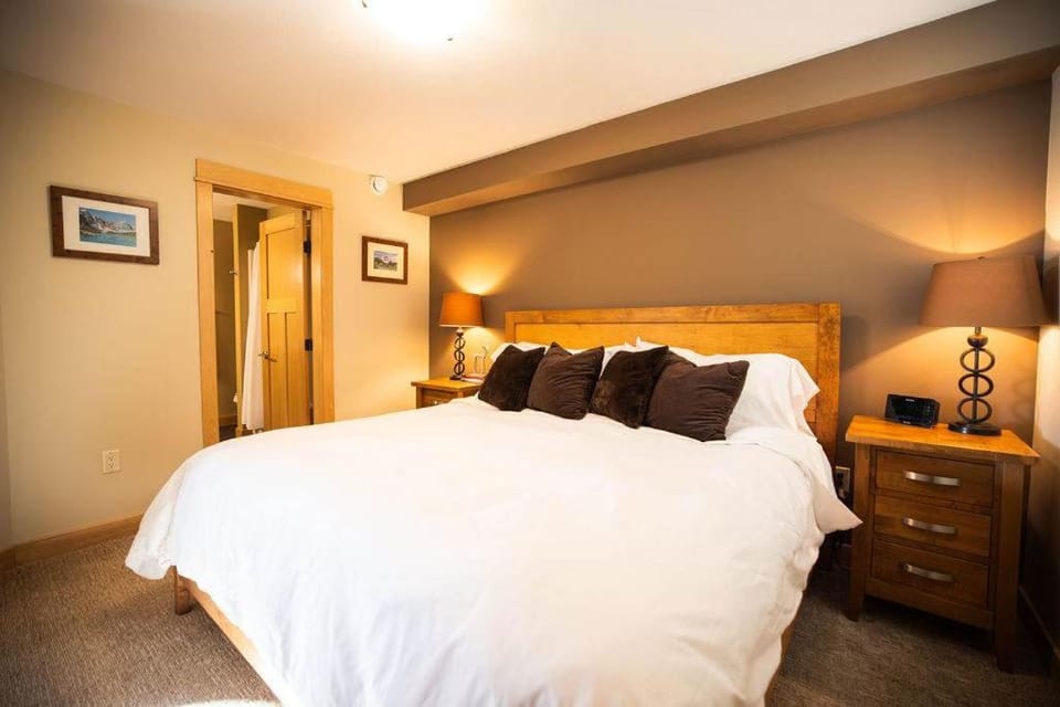 The Trail House 7BR Sleeps 18 Spacious Retreat House in British Columbia