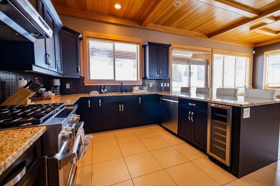 The Trail House 7BR Sleeps 18 Spacious Retreat House in British Columbia