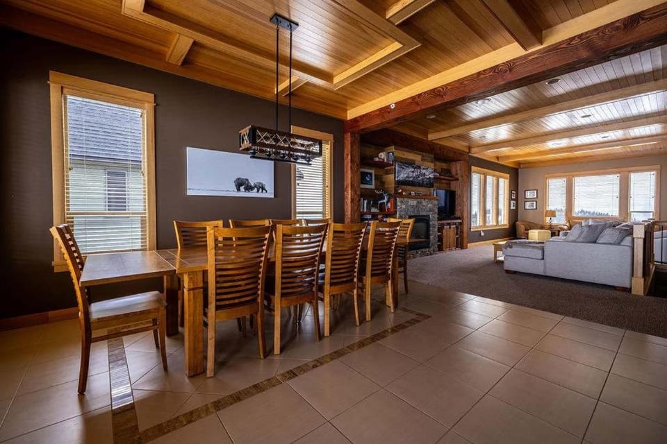 The Trail House 7BR Sleeps 18 Spacious Retreat House in British Columbia