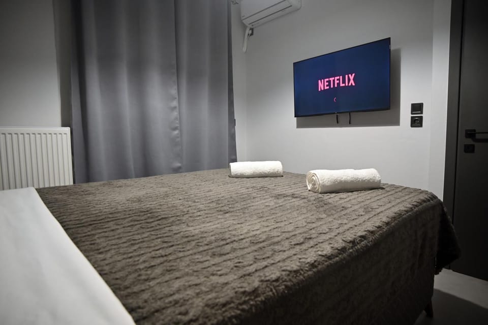 Bed, TV and multimedia, Photo of the whole room, Bedroom, towels, air conditioner