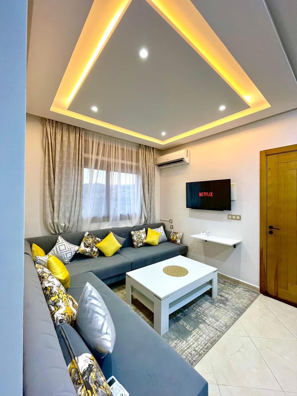 Communal lounge/ TV room, TV and multimedia, Living room, Seating area, Evening entertainment