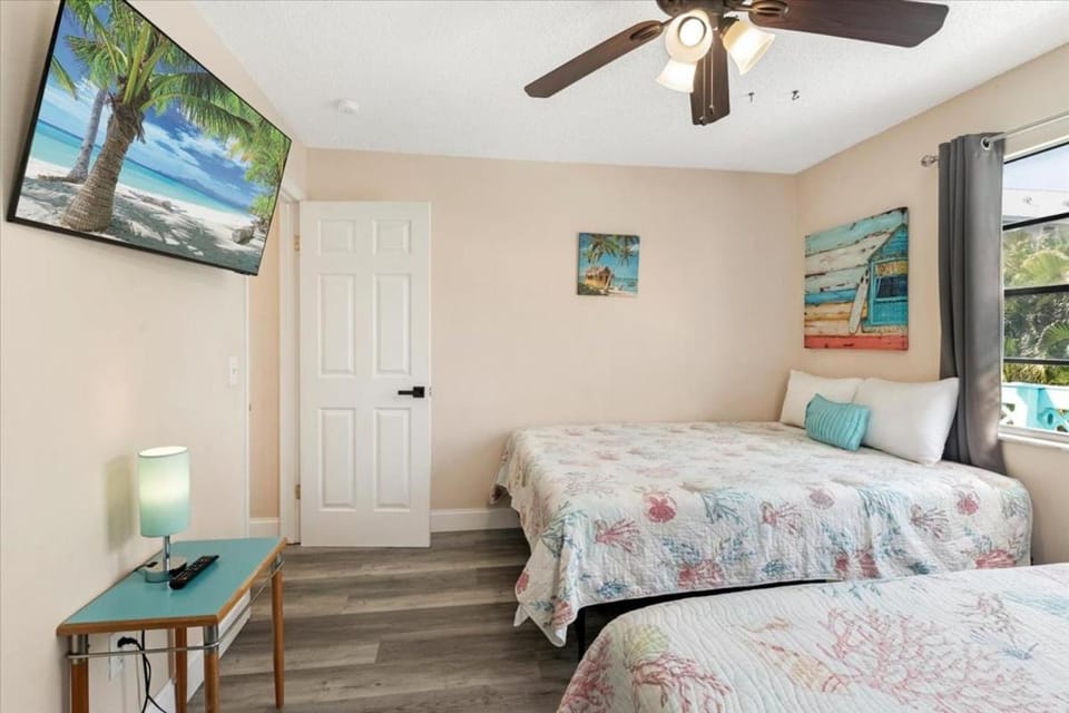 Island Tiki Vibes 2 - Steps to Beach - Outdoor Bar Apartment in Bradenton Beach