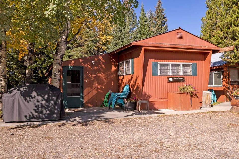 6 Blocks to Yellowstone NP: 'Bison Home' w/ BBQ House in West Yellowstone