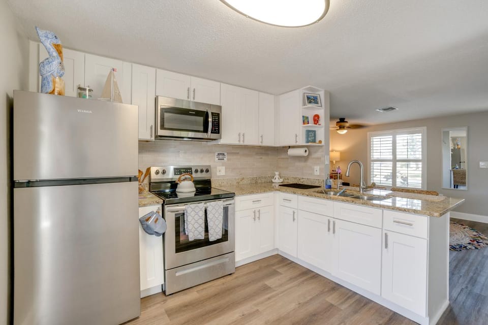 3 Mi to Beach: Venice Escape w/ Backyard Oasis House in South Venice