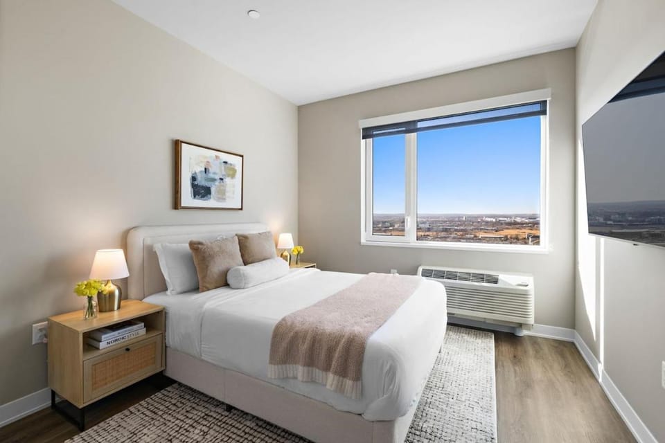 High-Rise Luxe 2BR Suite Gym & Rooftop Apartment in North Bergen