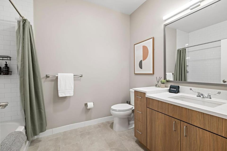 High-Rise Luxe NYC Skyline 1BR Rooftop&Gym Apartment in North Bergen
