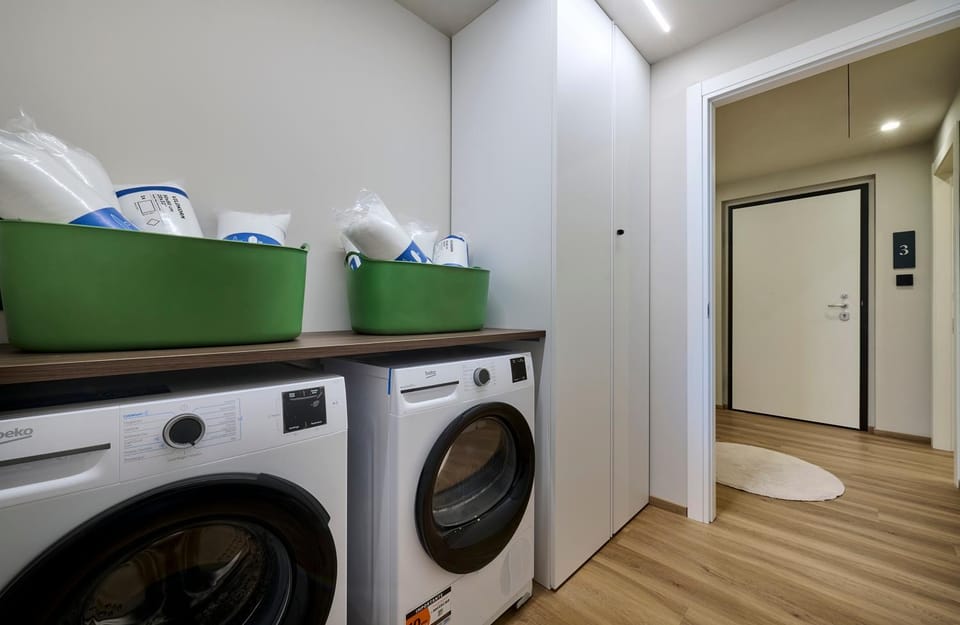 Communal lounge/ TV room, laundry