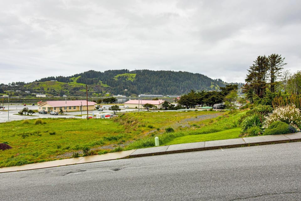 Views of Ocean & Harbor! Quaint Gold Beach Duplex House in Gold Beach