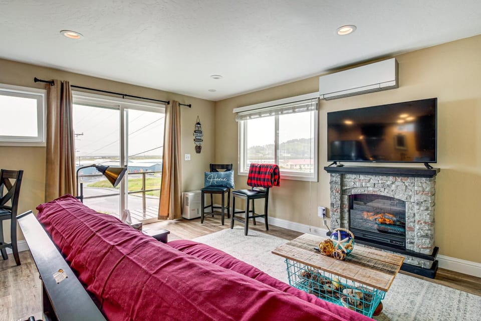 Views of Ocean & Harbor! Quaint Gold Beach Duplex House in Gold Beach